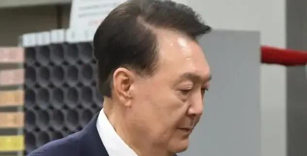 只有韩国人才能干出这样叹为观止的事情来。一个已经被罢免的前总统、拘押在看