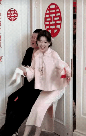 这小媳妇儿也太可爱了吧？和家人一起顶门，要红包才能让进来，一看顶不住了，几下