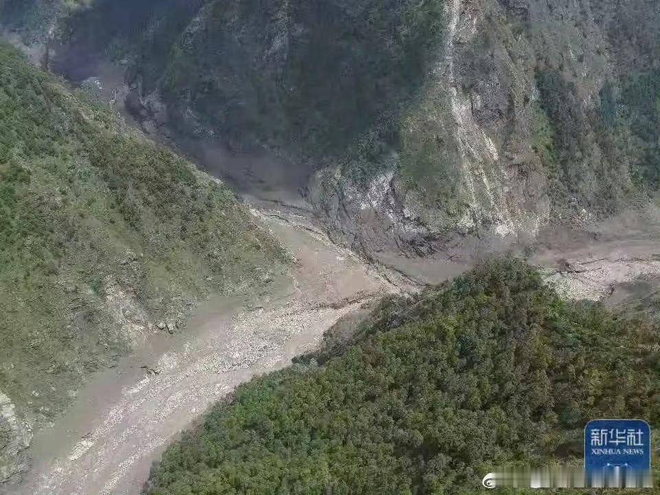 吉隆口岸联检大楼被毁哎，没顶之灾……​​​