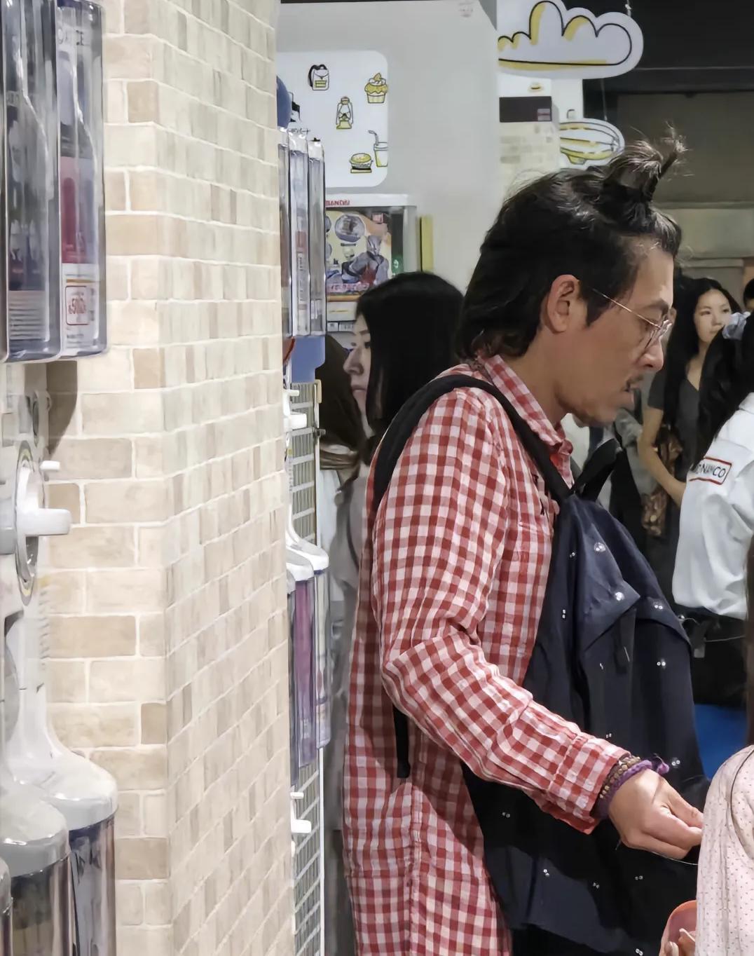 陈冠希和9岁女儿在日本东京逛街被偶遇，这次露面，他的状态让很多网友感到惊讶，曾经