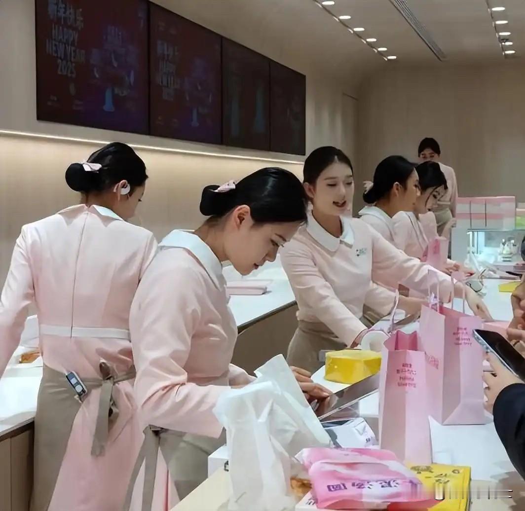 每次路过好利来门店，都会让人产生一种错觉——这到底是面包店还是选美现场？女店员不