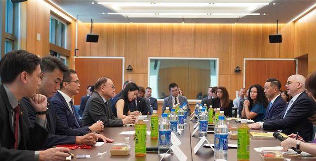 美国在台协会办事处处长谷立言在民进党“大罢免”失败后，接连两天会见了国民党和民众