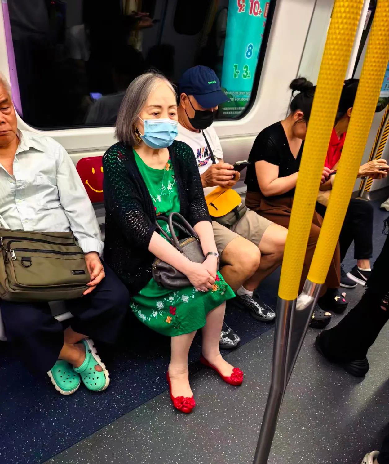 香港坐地铁偶遇明星太容易了，大伙认得出这位白发老太太吗？7月13日，一位网友在