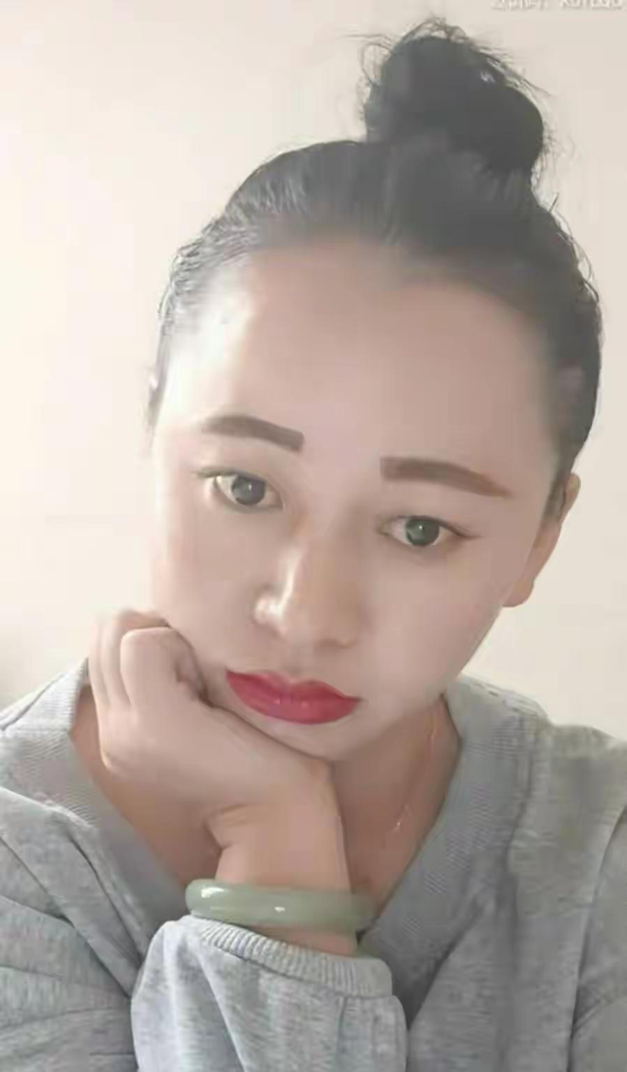 人老了，靠老公、子女还是钱，这是个现实难题。传统上，农村老人靠子女养老，“养儿防