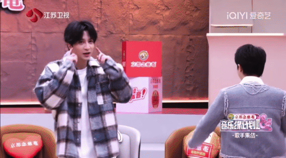 周深把薛之谦夸成翘嘴了周深夸人的功力太绝了！一顿猛夸让薛之谦直接翘嘴，嘴角上扬