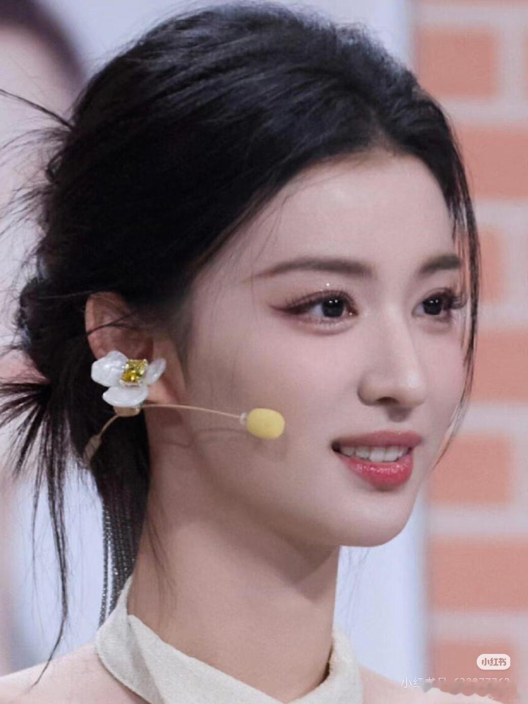 95花第一美女争议！王楚然鼻型突兀显老，颜值真被吹过了
