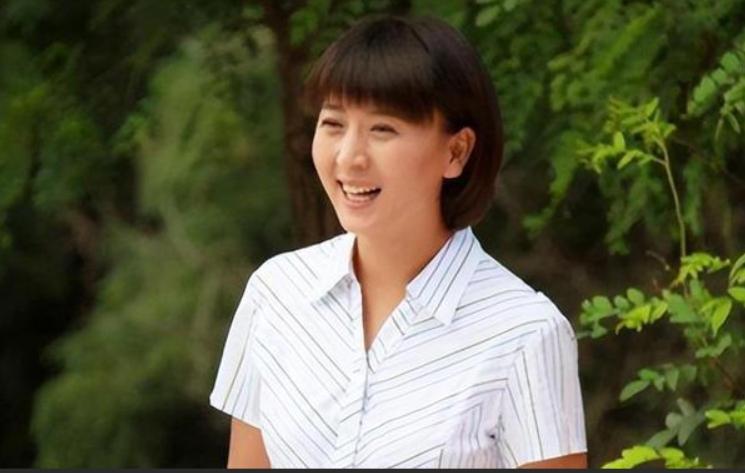 很多人没明白，德不配位的明星多了去了，为什么闫学晶引起的反应这么大。我举两个例子