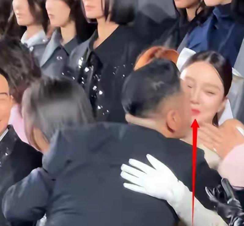 当众被亲的妈，目瞪口呆的女儿和心里难受的他本以为走完秀，这场活动也就到此谢幕了