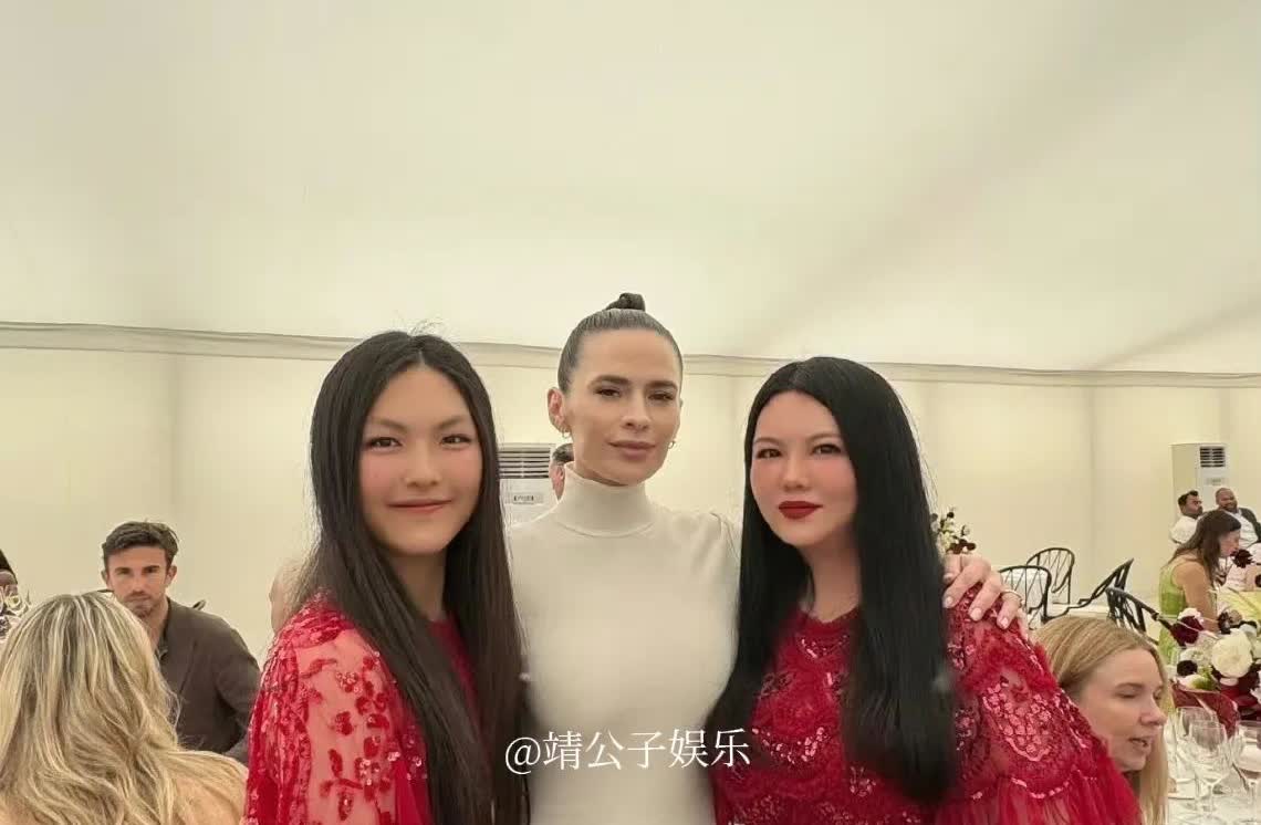 李湘又带女儿王诗龄混英国社交圈了，母女俩各种和名人合影。​​​李湘有钱有闲，保