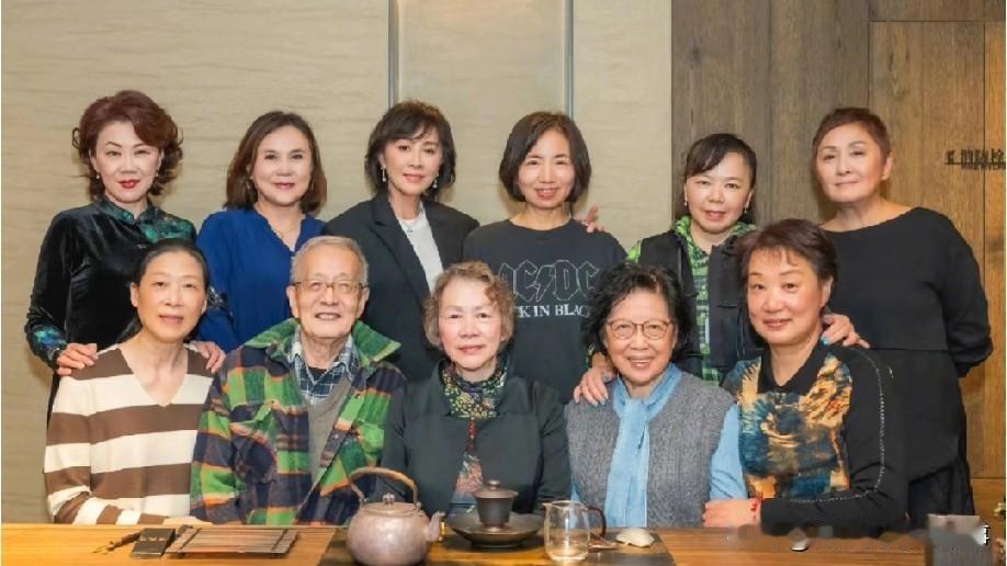 不过肉眼可见,几个女同学也是很用力打扮了,看来面对老同学,大家都想拿出最好的状态