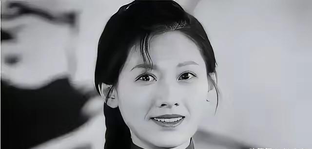 ;1978年女知青李亚茹返城前夜，她颤抖地解开衣扣，对丈夫说：“今晚...