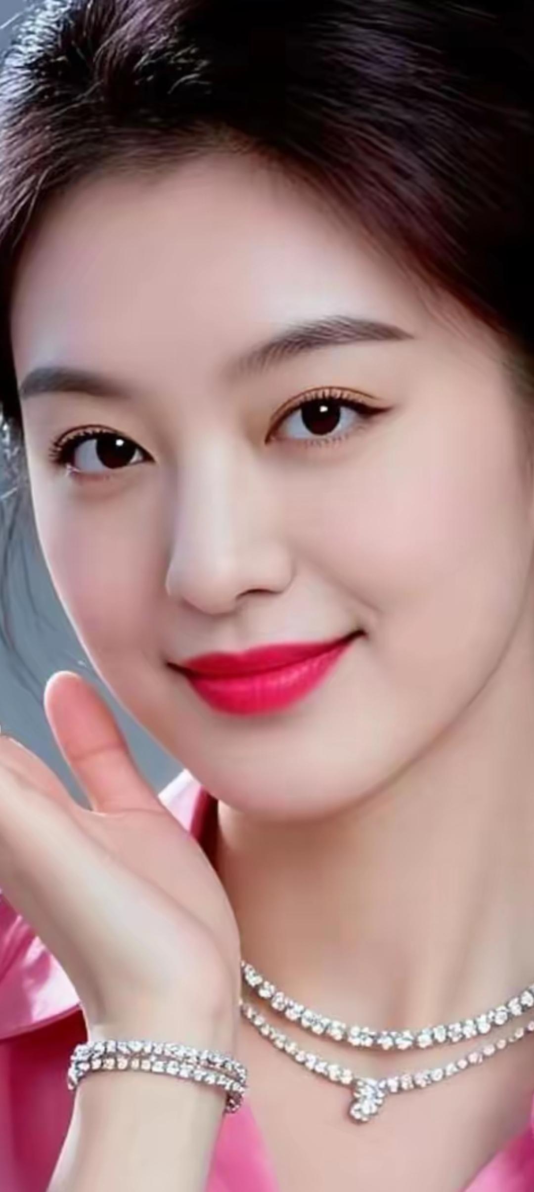 闪耀的珠宝，优雅的微笑，迷人的红唇，尽显女性魅力！💎💄😊