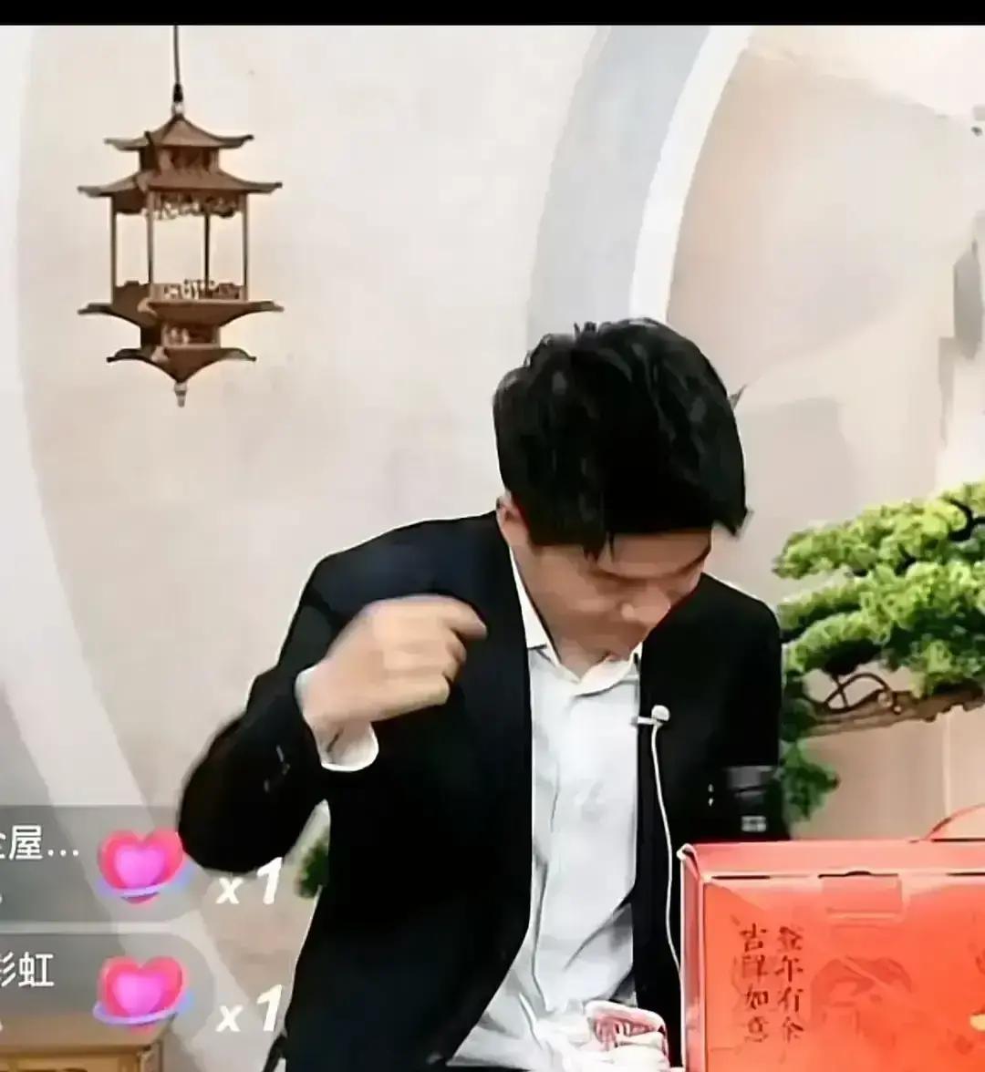 那个卖红薯的河北农民，没滤镜没话术，却把董宇辉逼得当场鞠躬——直播圈的遮羞布被扯