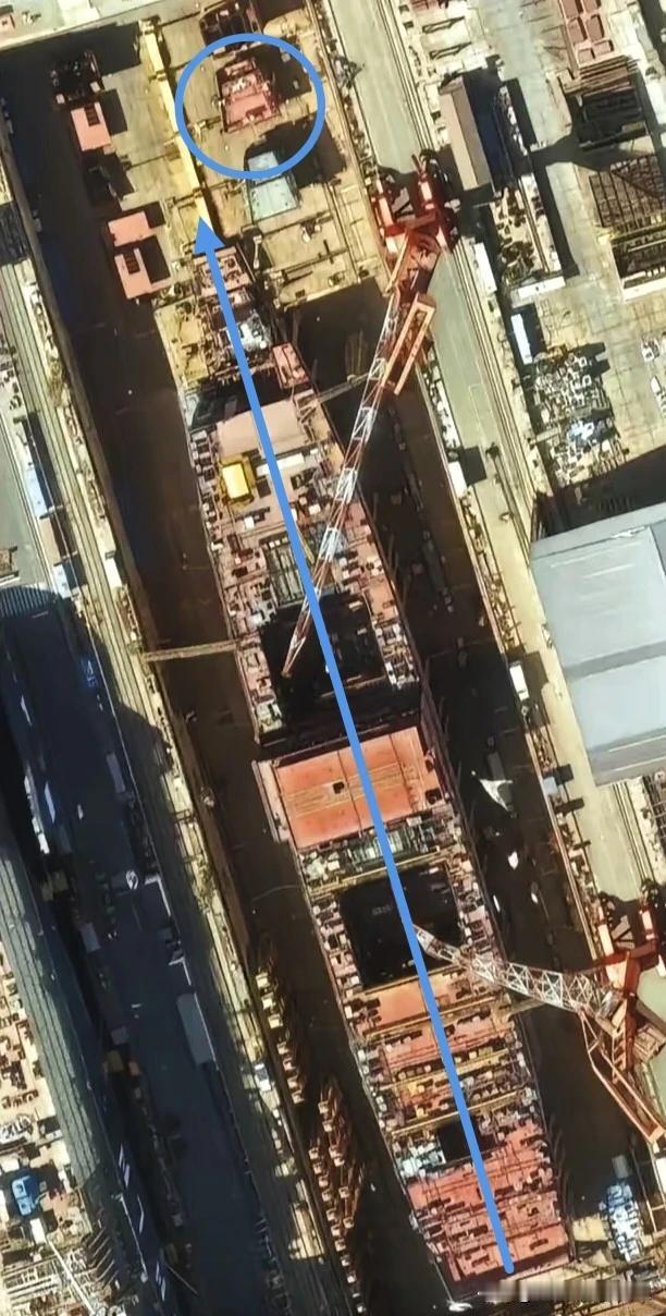 新舰水线主体模块基本上合拢了，还差舰首部分两个模块还没有到位，目前主流推测总体