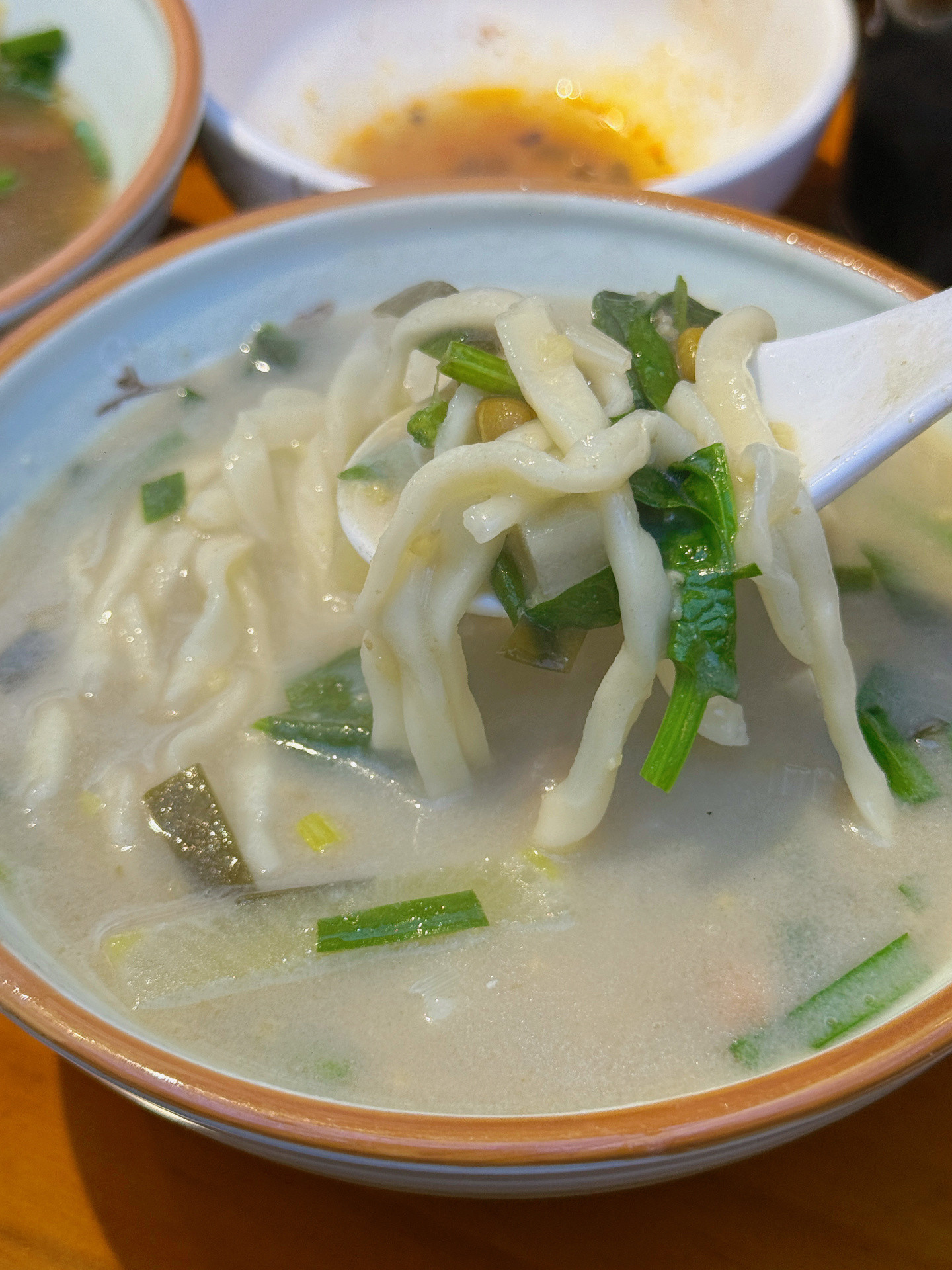 一城一味|地道晋南菜，好吃！臊子面酸辣够味，油粉饭风味独特，油饼夹辣椒香到上头