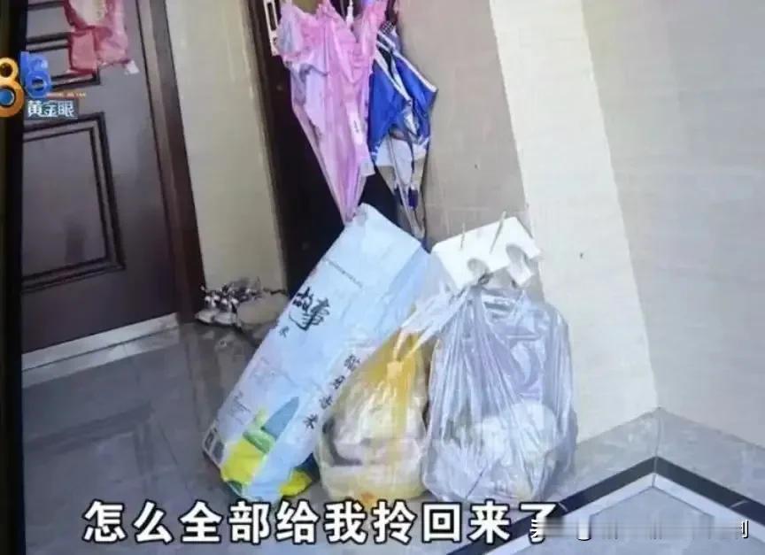 浙江杭州，男子下楼扔完垃圾回家，准备出门时竟发现垃圾被人扔到了家门口，男子愤而报