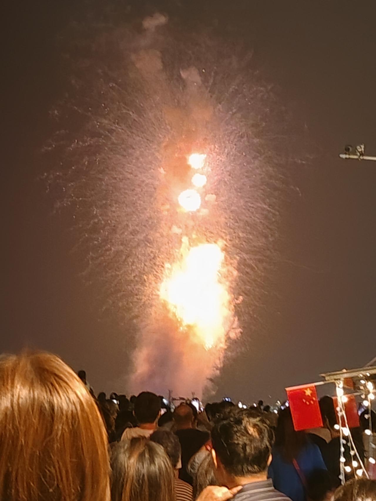 上海的最大好处是，你即便哭死也没人理你。没有人会停下来问长问短。不要说上海