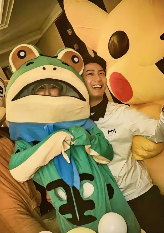 果然被我猜中了窦骁庆生事件真的“反转”了！之前有人说他清空合照是要离婚，结果