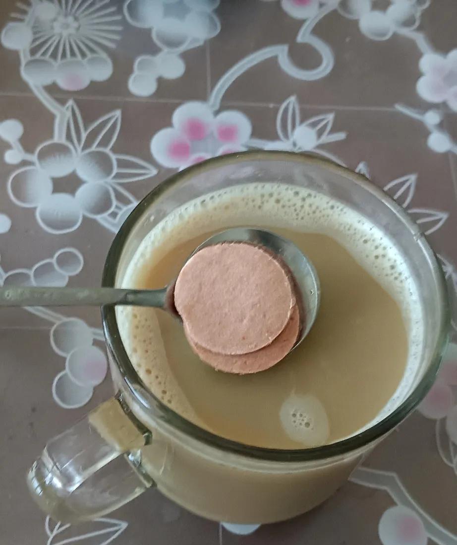 昨晚上我们三个逛零食店，我买了三条咖啡，每一条8毛钱。刚才倒了一条，用开水冲泡