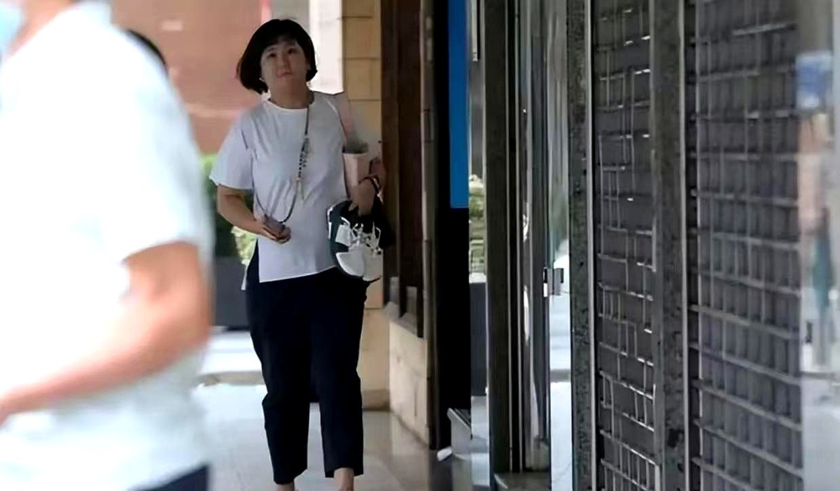 Selina产后没瘦回闪电，键盘侠急得跳脚，直接把她和张惠妹、梁静茹打包嘲笑成圆满姐妹。人家靠嗓子红