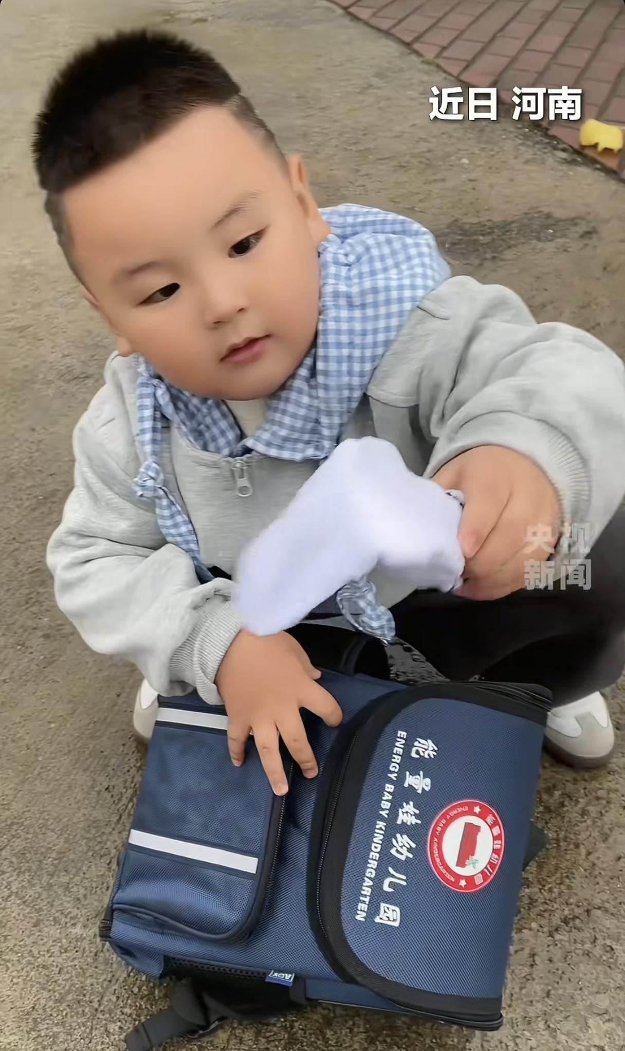 爱不仅有温度,还得有味道!孩子幼儿园放学,开心的从书包里掏出一只袜子,爸爸纳闷的