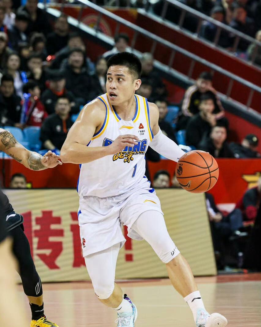 不查不知道，同样是打了28场常规赛！！！陈盈骏：本赛季场均得到11.6分2