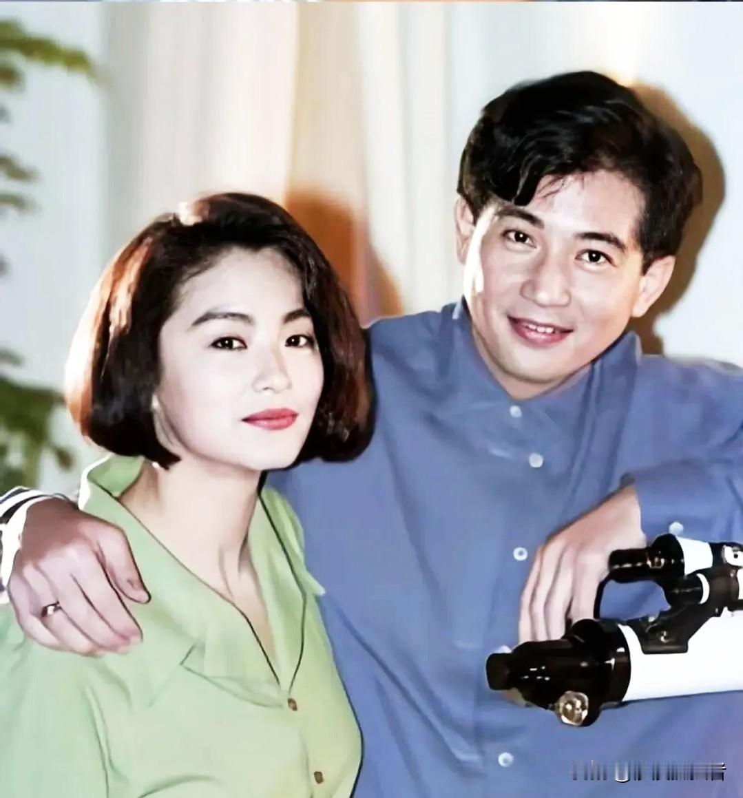 1973年，26岁已婚的秦汉爱上了18岁的林青霞，怀孕8个月的妻子邵乔茵心痛不已