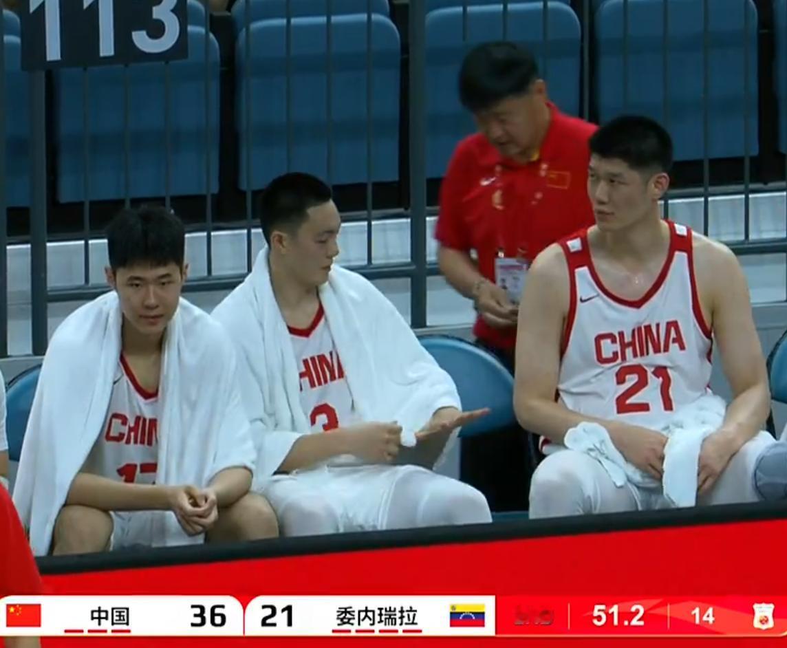 中国男篮77-49委内瑞拉，不得不说的几个点：1.赵睿依旧是目前中国男篮最好