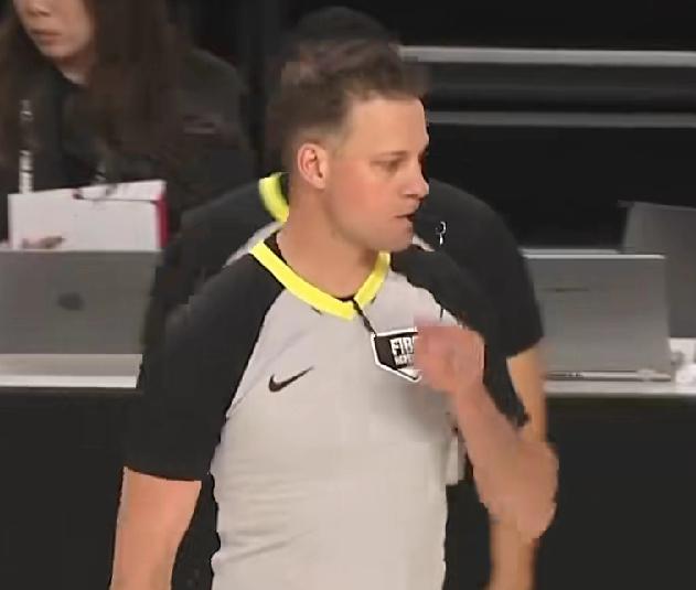 新西兰主裁判，吹郭士强技术犯，没毛病！日本队顶肚子犯规，自有裁判处理，郭士强作为