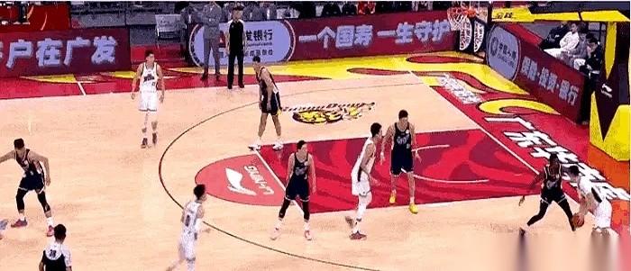 我跟你讲，今晚这球看得我真是一肚子火。裁判明着告诉萨姆纳：这里，我说了算。人