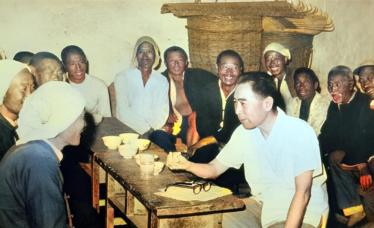这是1961年5月，周总理来到河北石家庄农村与农民坐在一起亲切交谈。当时，农民的