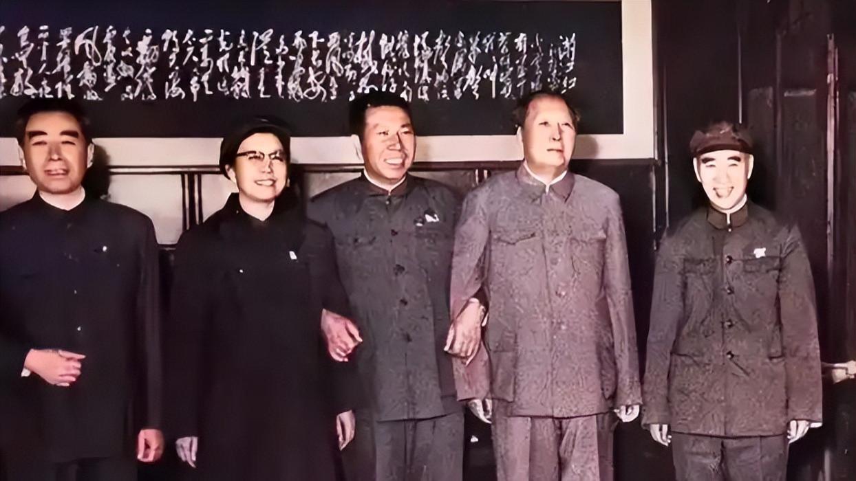 这个左挎毛主席、右挽江青的人是谁?