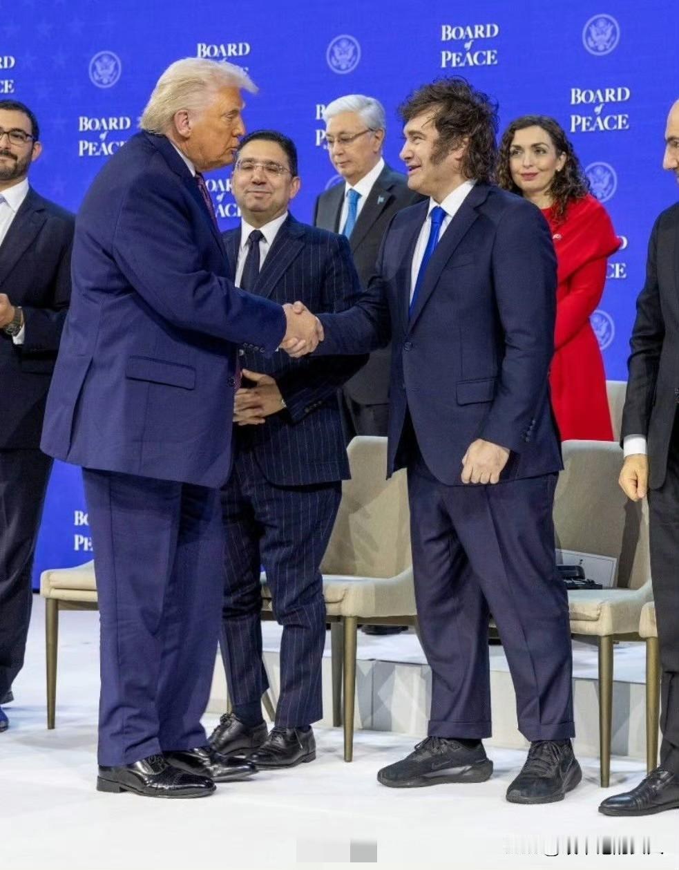 疑惑！为啥，阿根廷总统米莱在这么重要的会议上穿了一双休闲鞋！[捂脸哭]