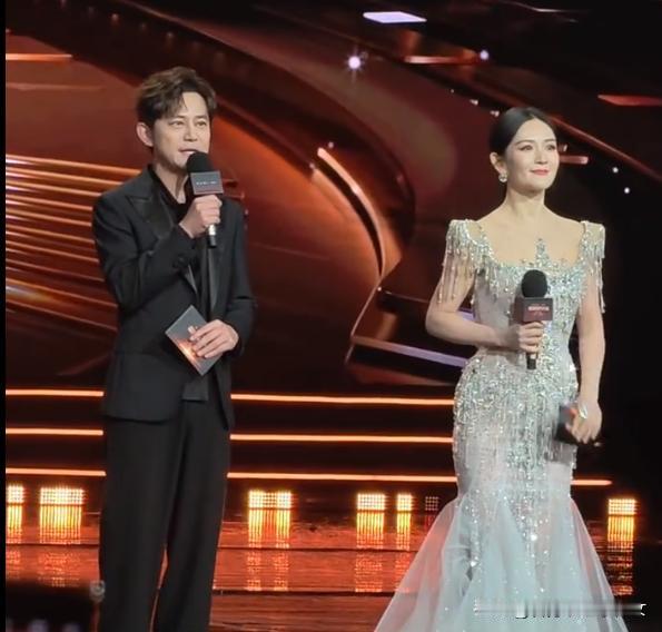 家人们谁懂啊！2025微博视界大会最炸的场面，必须是何炅谢娜合体主持！这俩人往台