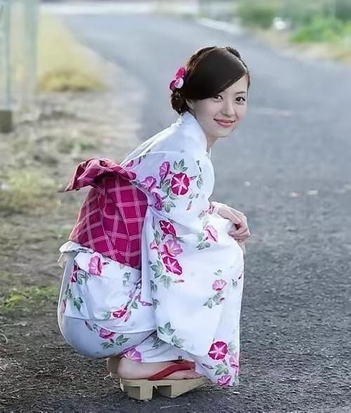 穿和服的日本姑娘很好看。在历史上，日本女性在穿和服时通常不穿内裤。这是因为传统和