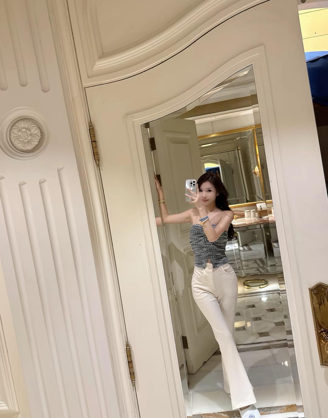 优雅自拍，时尚穿搭，镜中自我，完美瞬间