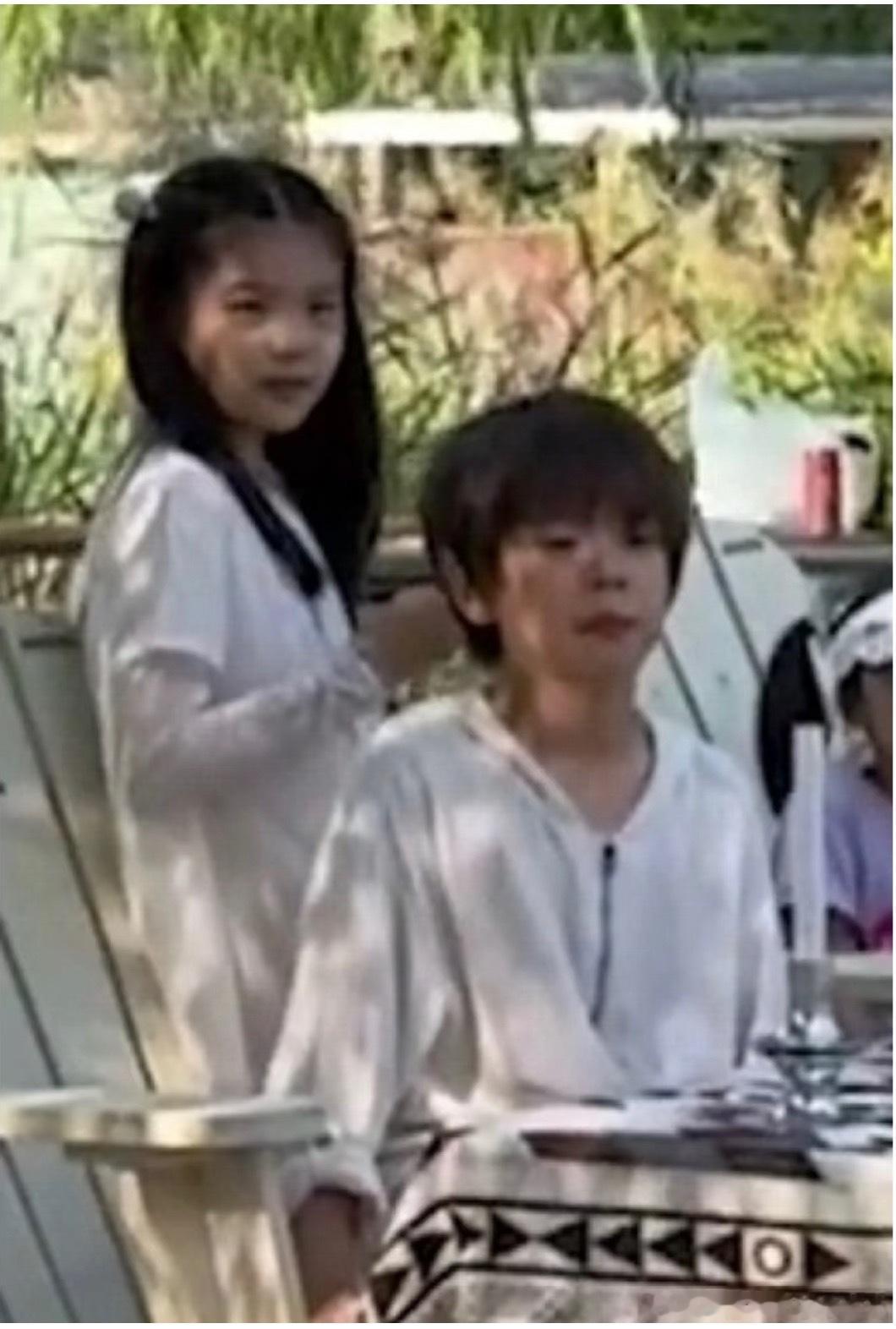 嗯哼妹妹长这么大了嗯哼和妹妹是复制粘贴吧！像爸爸还是像妈妈更多一点儿？感觉杜江霍