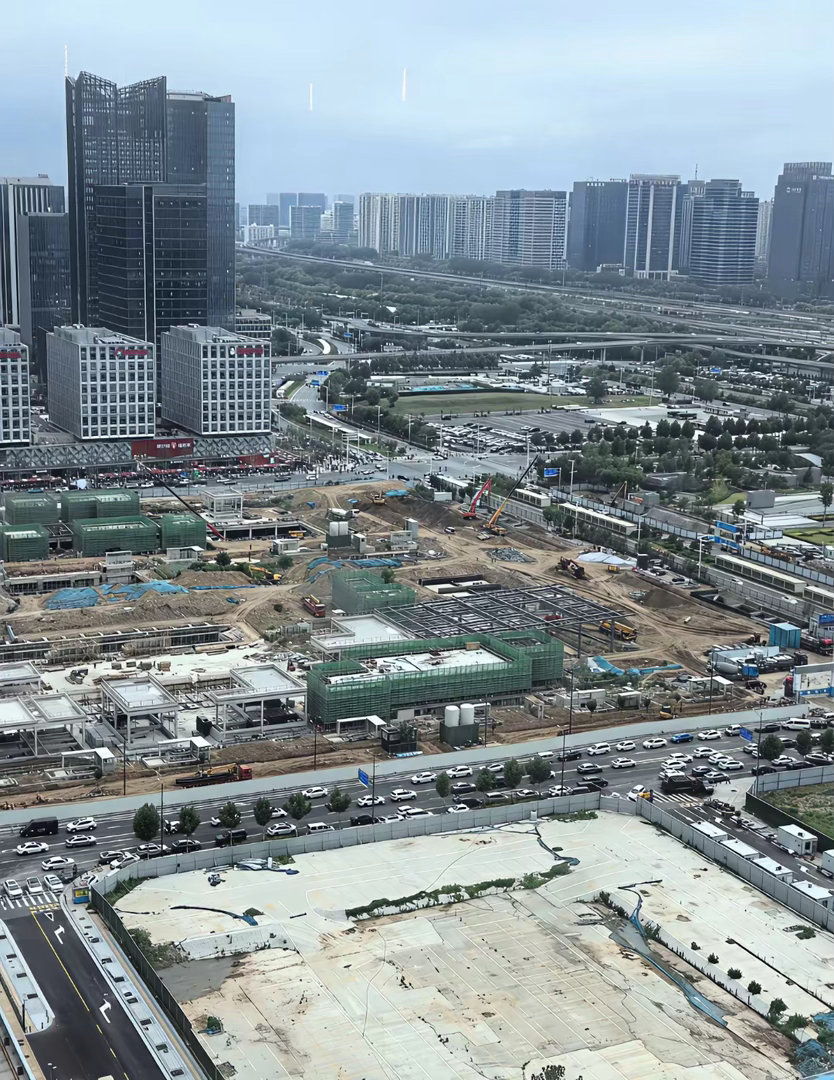 6月23日早上拍摄胖东来施工现场，标志性出入口天幕、百货区超大弧形玻璃天幕已全面