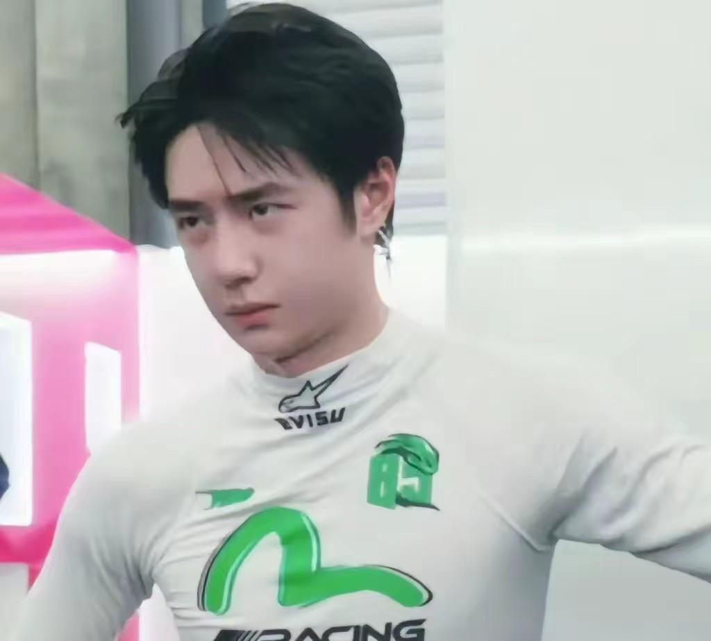 笑不活了，难怪王一博总是一副面无表情的样子，这王一博一笑起来像个憨憨，委