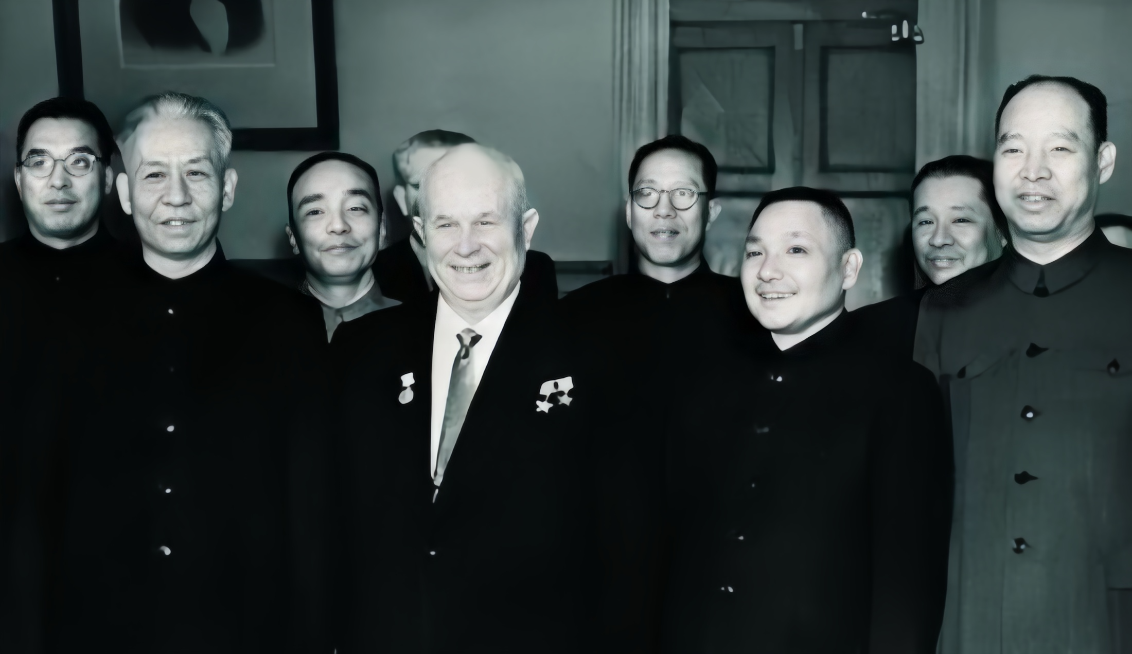毛主席在一次谈话中说，我们党有九十几个中央委员，只有四个人出面敢和苏方对骂，坚决