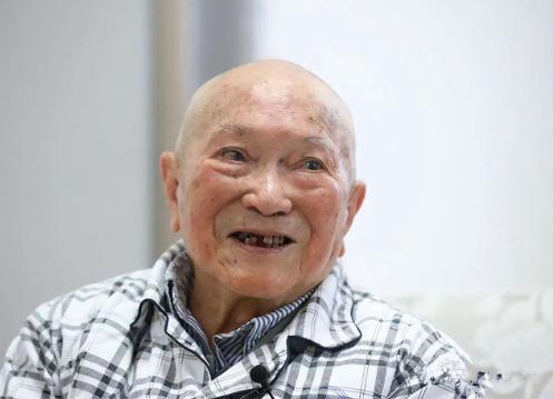 10岁的小孩自称是红军，还参加过长征。毛泽东问他谁能证明你是红军，他随口说出的回