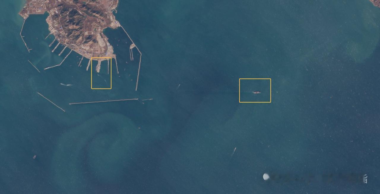 停靠在青岛军港20多天的“福建舰”航母，今日终于动身出门，早几天前就守候在军港外