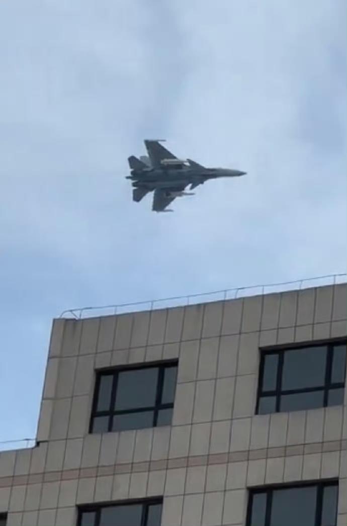 弹射飞鲨携两枚YJ15飞越蓝天！YJ15是为舰载机“私人定制”的超音速防区外反舰