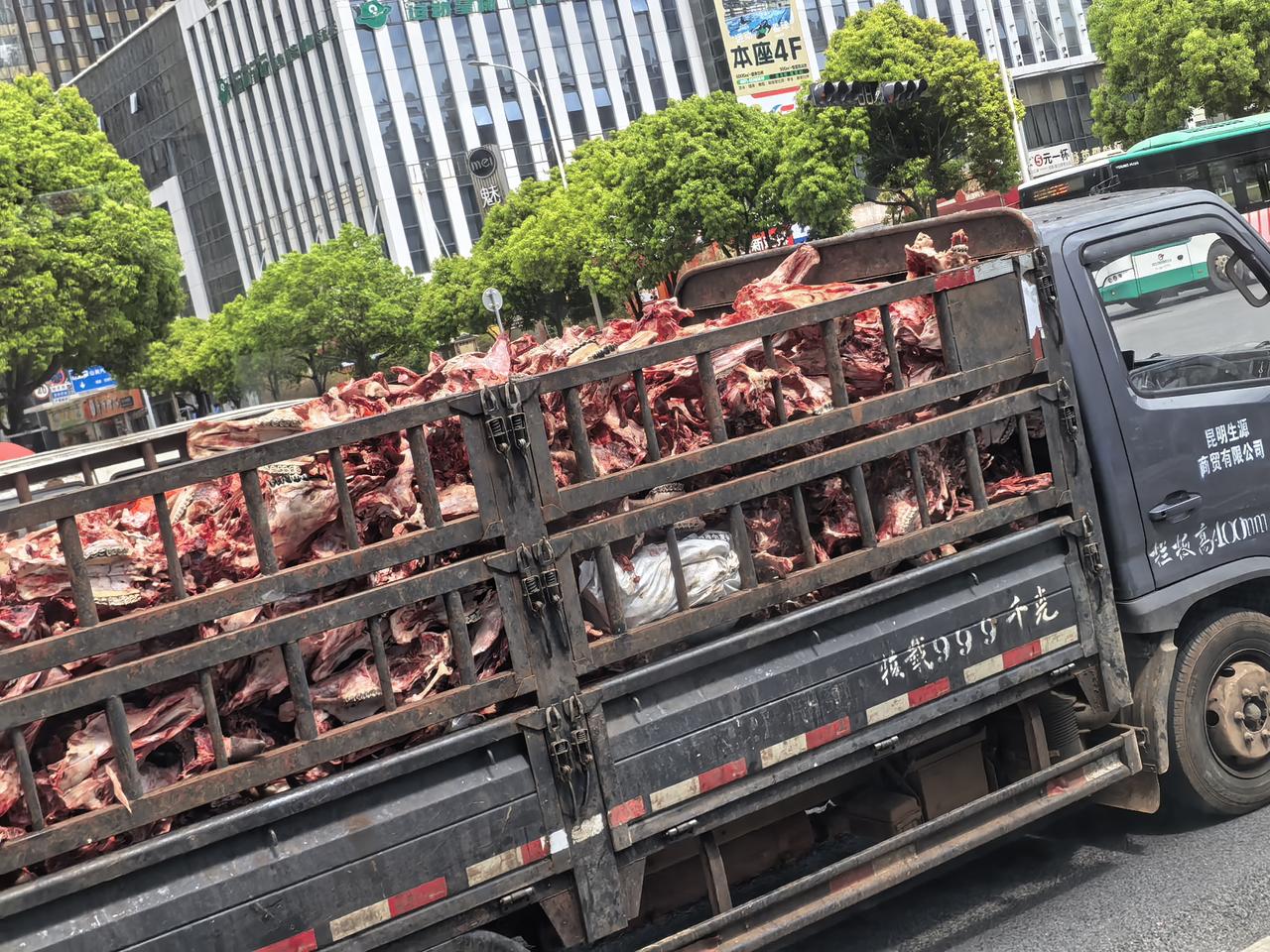 这个牛骨头一大车，可以炖个牛骨汤了，不是还有别的用处吧！