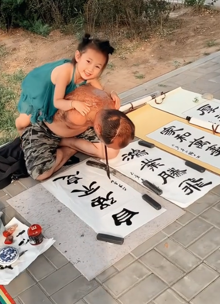 看哭了！山东聊城，丈夫意外失去双臂，妻子无情离婚，抛弃丈夫和女儿，丈夫天天拼命用