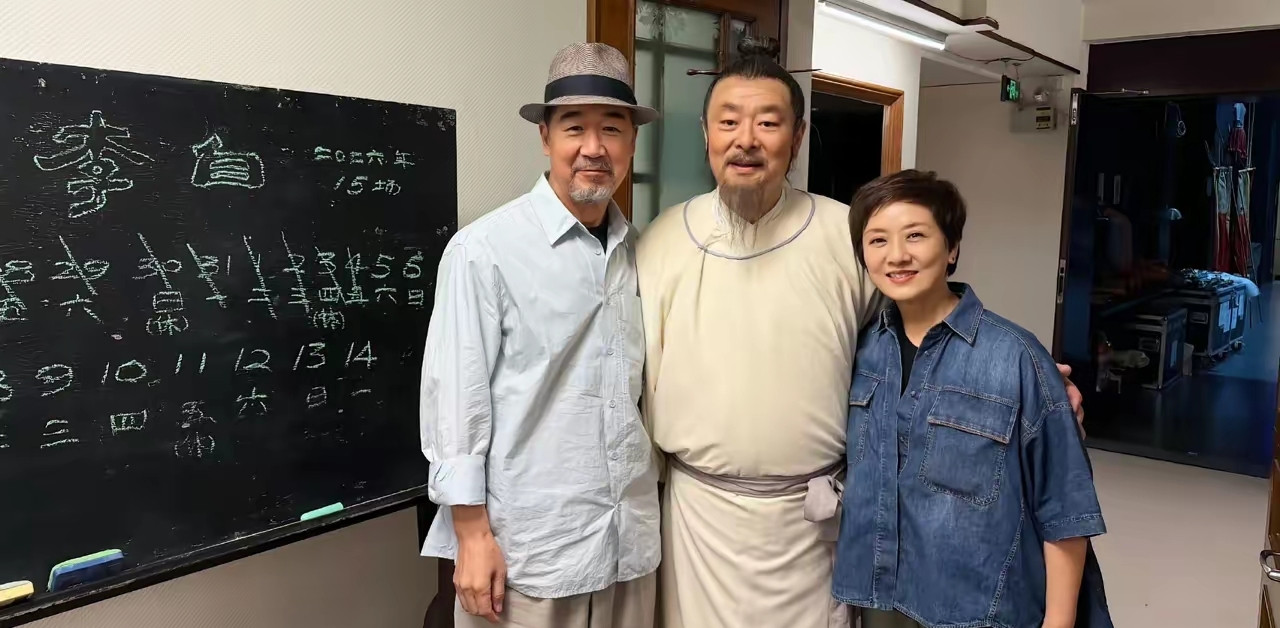 张国立，激动发文！9月6日，深夜，71岁的演员张国立，罕见激动发文，并晒出了几张合影，当看清照片上的
