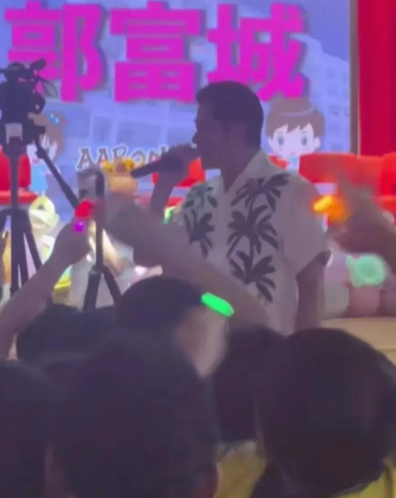 61岁郭富城参加女儿家长会，即兴开唱嗨翻全场