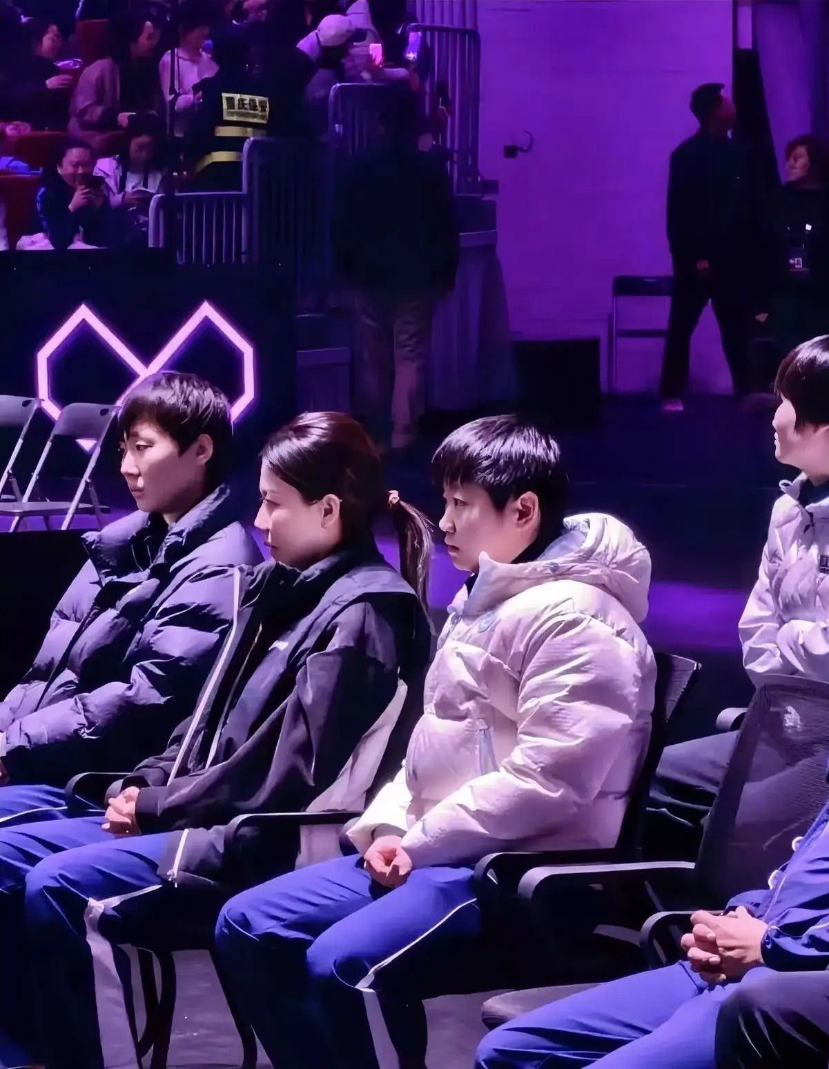 莎莎和曼昱这个表情，我直接没忍住泪目了！一姐二姐来看蒯曼打决赛，陈幸同坐在她俩中