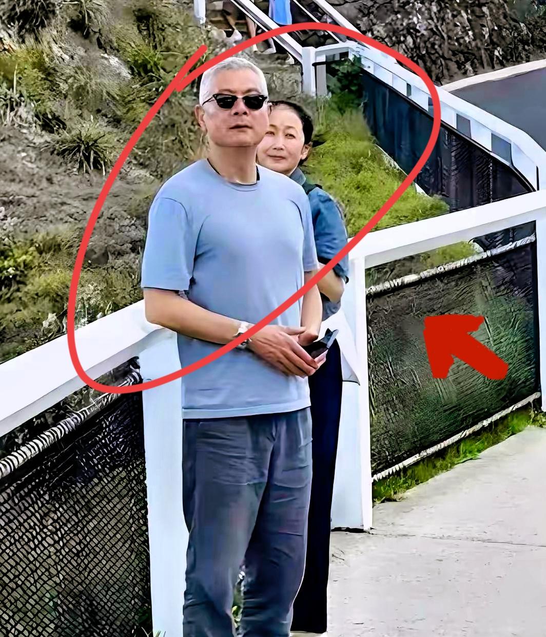 一张澳洲海边的抓拍照，直接把无数中年人的体面给撕开了。照片里没搂腰没牵手，59