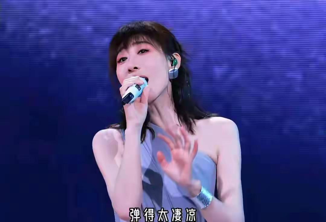 2026年6月28日，深圳湾春茧体育馆。任素汐站在台上，红着眼眶，几度哽咽。